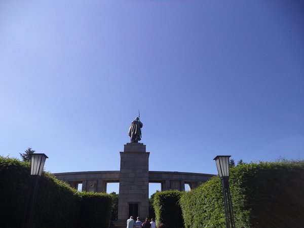 O Memorial de Guerra Soviético no Tiergarten está localizado no Tiergarten, no centro de Berlim. O monumento foi erigido em 1945, para lembrar os soldados do Exército Vermelho que tombaram na Segunda Guerra Mundial.
